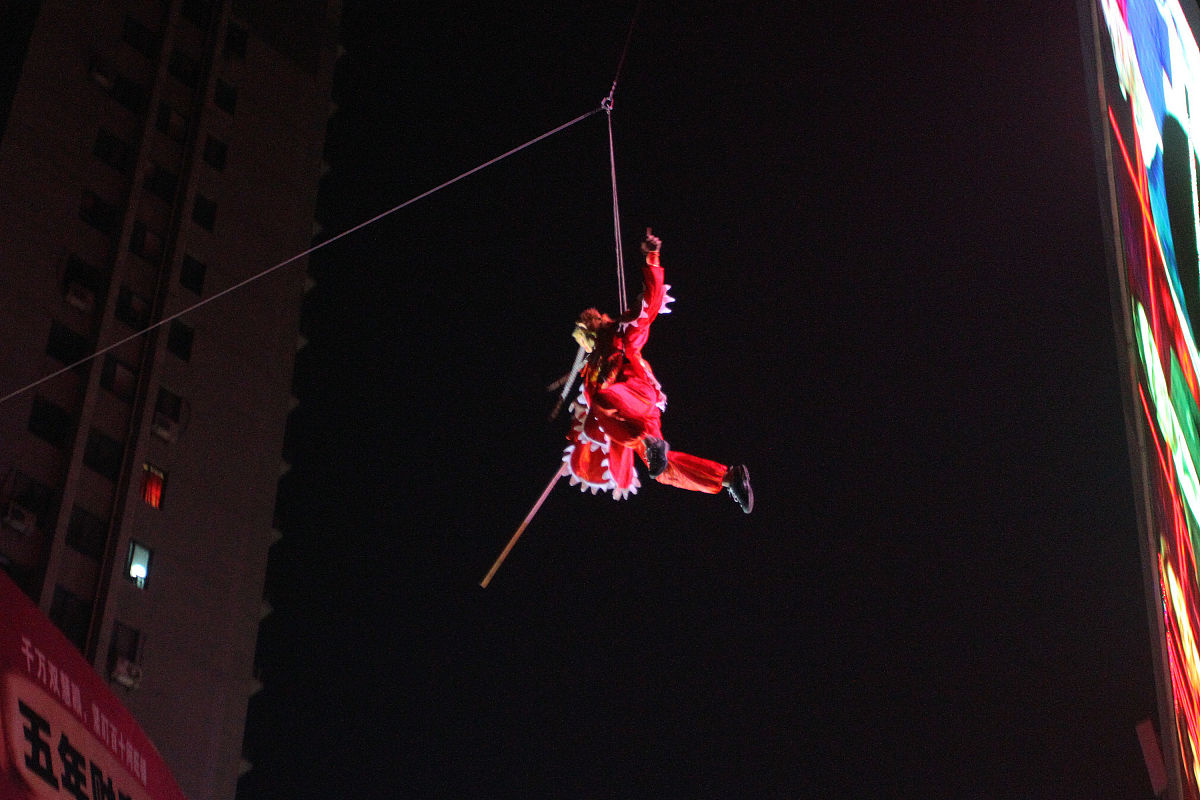 关于特色极限攀爬——高空钢索挑战活动火热进行的信息