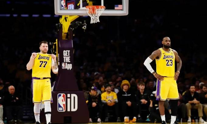 包含湖人队伤员逐渐康复，季后赛阵容逐步完整的词条