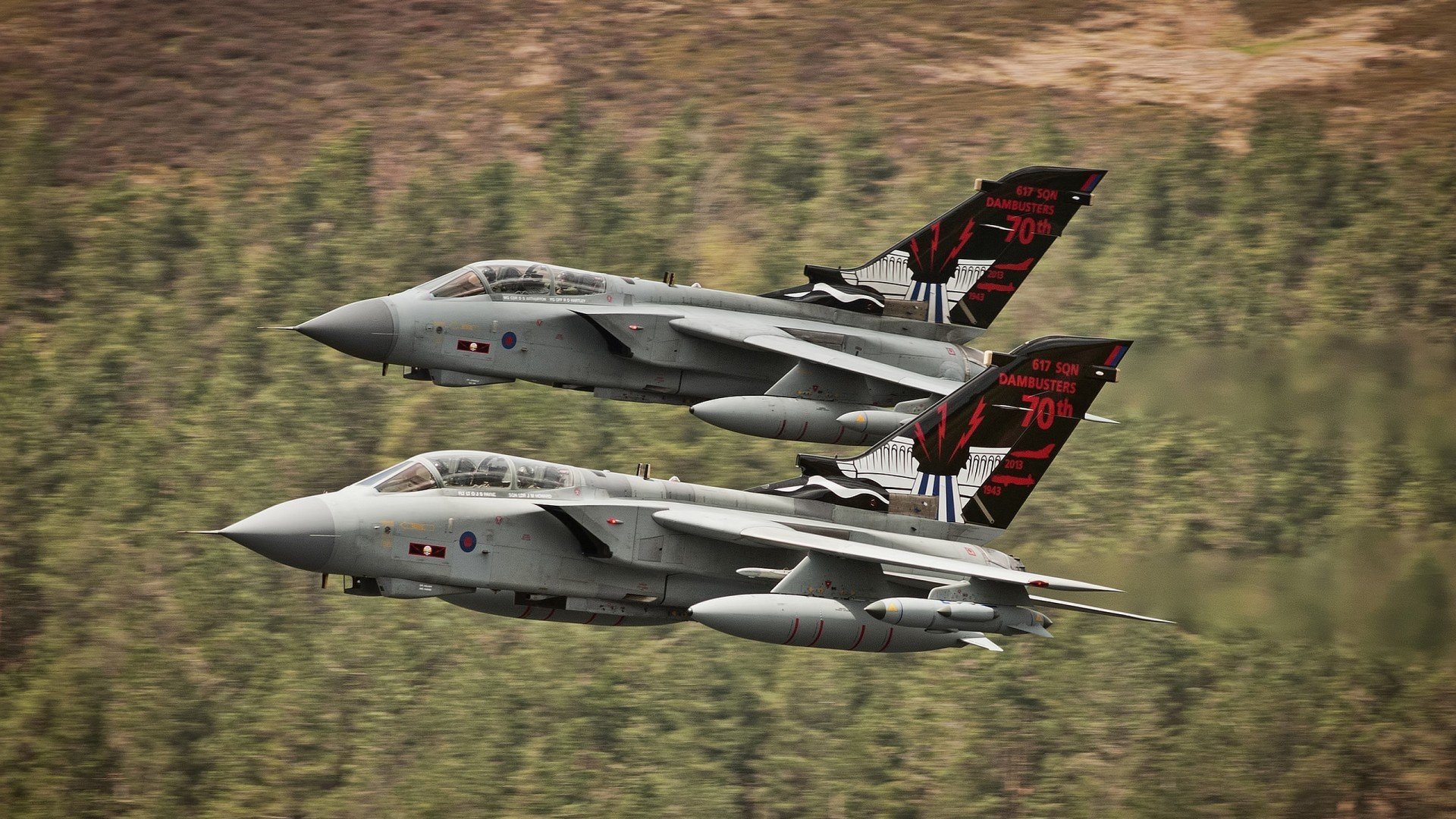 塞内加尔队在巴黎奥运会比赛中多次利用边路进攻,塞内加尔足球运动员