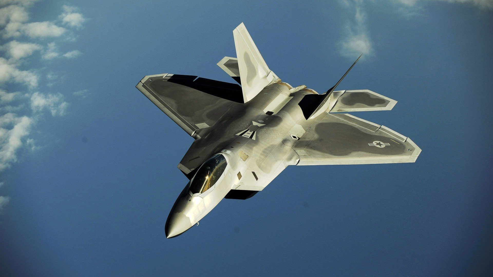 纽卡斯尔多点开火形成持续攻门态势，纽卡斯尔首发